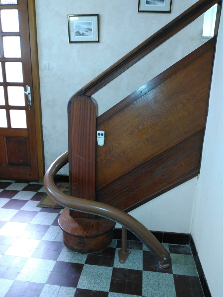 Monte-escalier courbe Freecurve à Saint-Berthevin